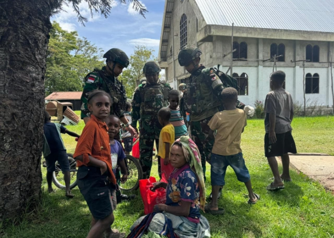 Yonif 521/Dy Bagikan Sembako dan Layanan Kesehatan Gratis Di Distrik Bolakme