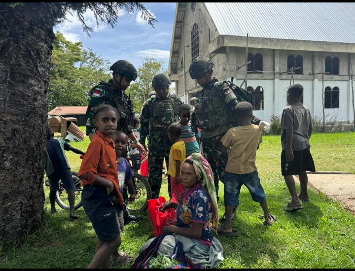 Yonif 521/Dy Bagikan Sembako dan Layanan Kesehatan Gratis Di Distrik Bolakme