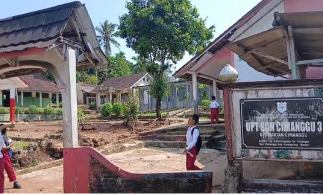 Sekolah SDN 3 Cimanggu Dibiarkan  Rusak Bertahun -Tahun.  KNPI Kaduhejo Tuding “Bupati Dzolim