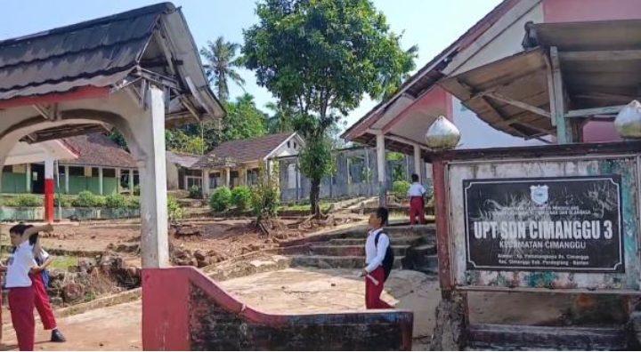 Sekolah SDN 3 Cimanggu Dibiarkan  Rusak Bertahun -Tahun.  KNPI Kaduhejo Tuding “Bupati Dzolim